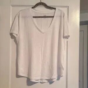 Elegant White V-Neck Short Sleeve Tee